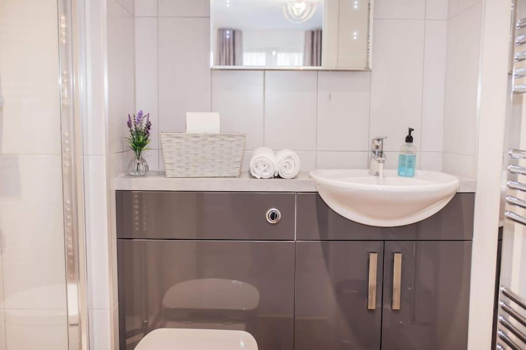 Stylish And Central Two Bedroom & Two Bathroom Apartment With Free Parking Exterior foto