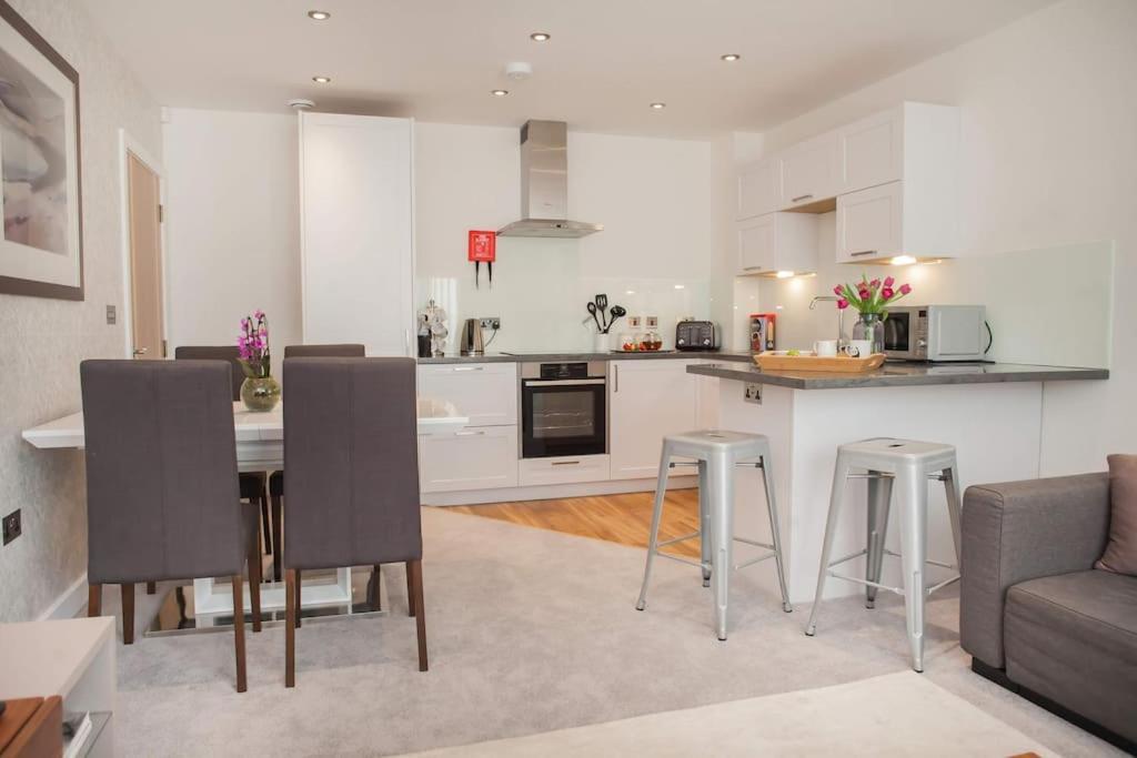Stylish And Central Two Bedroom & Two Bathroom Apartment With Free Parking Exterior foto
