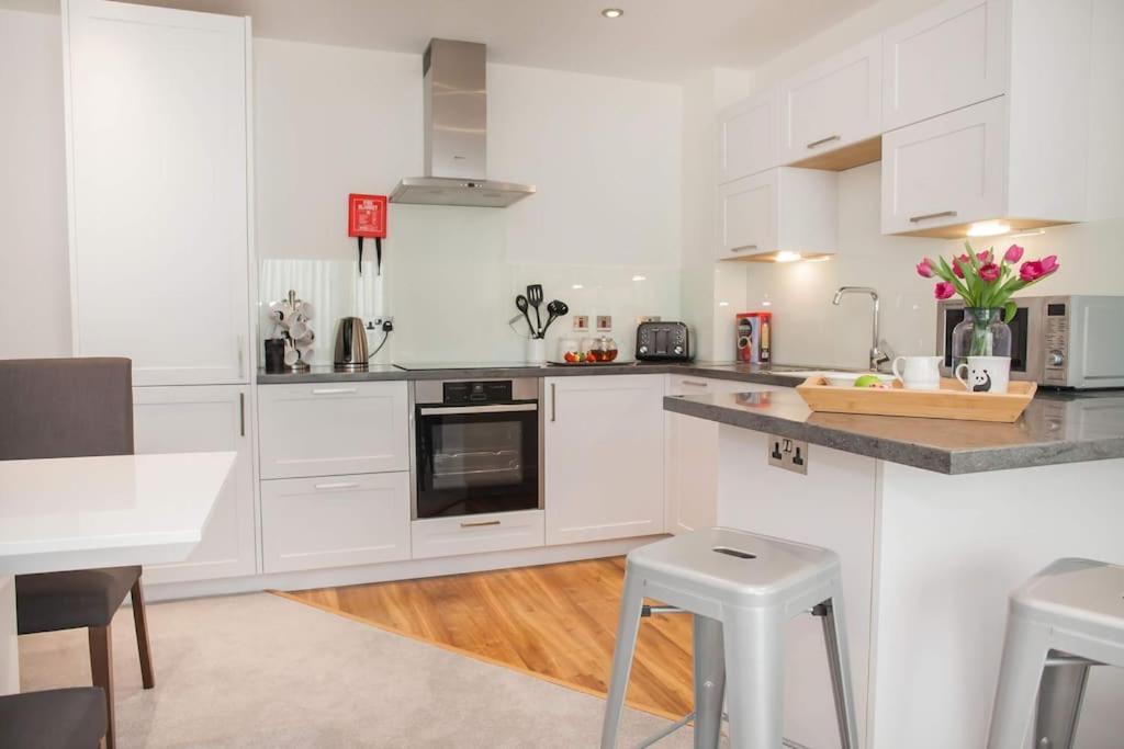 Stylish And Central Two Bedroom & Two Bathroom Apartment With Free Parking Exterior foto